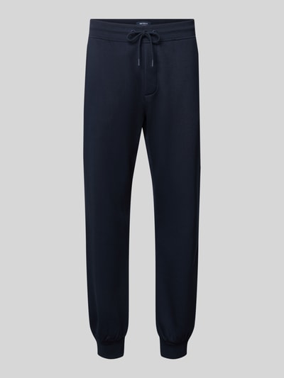 Produktfoto, dunkelblaue Straight Fit Jogginghose aus Baumwoll-Mix von MCNEAL mit elastischen Abschlüssen und Eingrifftaschen, neutraler Hintergrund, Herren Jogginghose, Innenbeinlänge bei Größe M 77 cm
