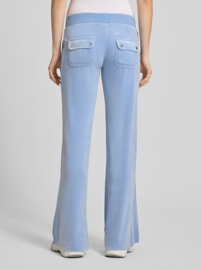 Frauenmodel trägt Low Rise Sweatpants mit Eingrifftaschen Modell 'LAYLA' von Juicy Couture aus Material-Mix mit Stretch-Anteil, Hellblau, Ganzkörperansicht Rückansicht.