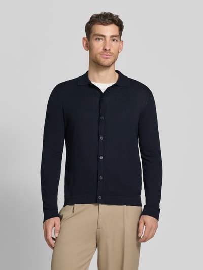 Männermodel trägt Strickjacke mit Polokragen Modell 'CAMICIA IN MAGLIA' von MARKUP, dunkelblau, reine Baumwolle, Slim Fit, Ganzkörperansicht von vorne