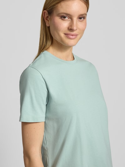 Frauenmodel trägt T-Shirt mit geripptem Rundhalsausschnitt Modell 'NORA' von Vila aus Baumwoll-Elasthan-Mix, Lockerer-Schnitt, Nahaufnahme Oberkörper.