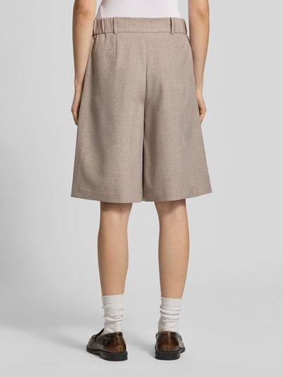 Frauenmodel trägt Regular Fit Bermudas mit Bundfalte Modell 'LINDA' von Only in Melange-Optik, Webware, Ganzkörperansicht Rückansicht.