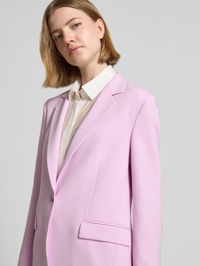 Frauenmodel trägt Regular Fit Longblazer mit Reverskragen Modell 'JOCALUAH' von BOSS in Hellrosa, Twill, Pattentaschen, Nahaufnahme Oberkörper.