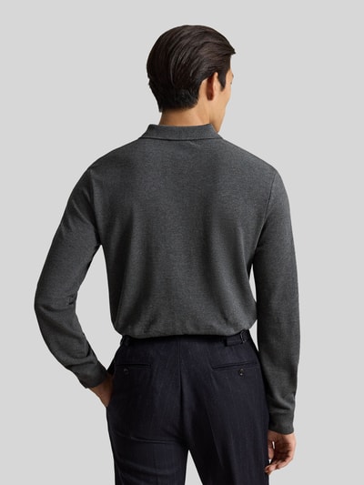 Męski model nosi Regular Fit Poloshirt aus reiner Baumwolle von Polo Ralph Lauren, ciemnoszara koszulka polo, widok całej sylwetki od tyłu.