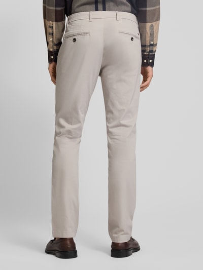 Männermodel trägt Regular Fit Chino aus Baumwoll-Mix Modell 'DENTON' von Tommy Hilfiger, Optik: Allover-Muster, Ganzkörperansicht Rückansicht.