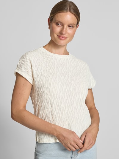 Frauenmodel trägt T-Shirt im Allover-Look Modell 'Sistruk' von OPUS, cremefarben, strukturierte Oberfläche, Regular Fit, Nahaufnahme Oberkörper. Damen T-Shirt, Material-Mix mit Stretch-Anteil, Rundhalsausschnitt, Kappärmel, Rückenlänge 50 cm bei Größe 36.