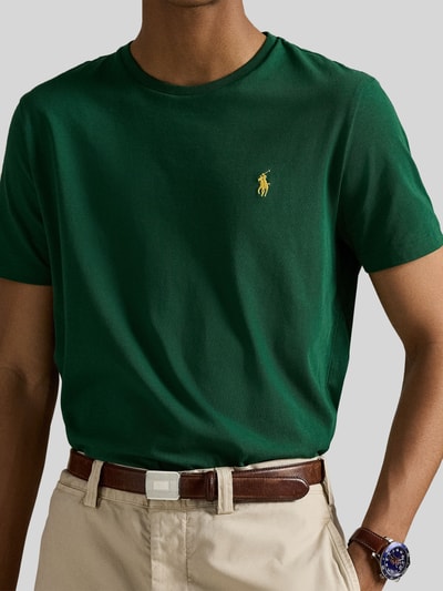 Męski model nosi Regular Fit T-Shirt aus reiner Baumwolle von Polo Ralph Lauren, efekt: jednolity kolor, krój regular fit, wyhaftowane logo, okrągły dekolt, krótki rękaw, wykończenie: dżersej, materiał: bawełna, zbliżenie na górną część ciała