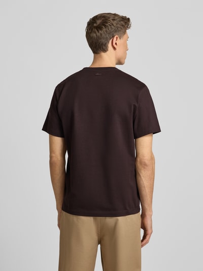 Männermodel trägt Regular Fit T-Shirt aus reiner Baumwolle Modell 'JERSEY LOURD' von Lacoste, Optik: Unifarben, Ganzkörperansicht Rückansicht.