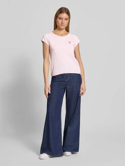 Kobiece model nosi Regular Fit T-Shirt mit Motiv-Stitching od Christian Berg Woman z bawełny, okrągły dekolt, długość tyłu 61 cm, widok całej sylwetki z przodu