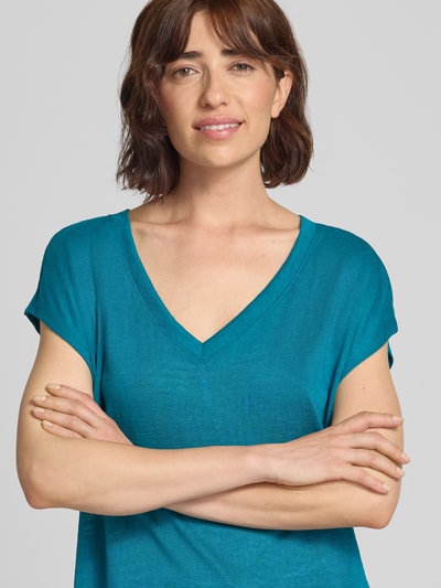 Modelka nosi Damski t-shirt z Mieszanka wiskozy, krój regular fit, Dekolt w serek, krótkie rękawy zero, Długość tyłu w rozmiarze 36: 56 cm, zbliżenie na górną część ciała z przodu.