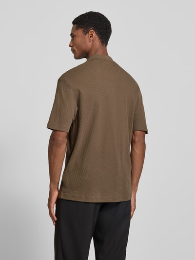 Männermodel trägt Regular Fit Poloshirt mit Knopfleiste von JACK & JONES Premium mit Strukturmuster, Modell 'ROBERT', Rückenlänge 75 cm, Ganzkörperansicht Rückansicht.
