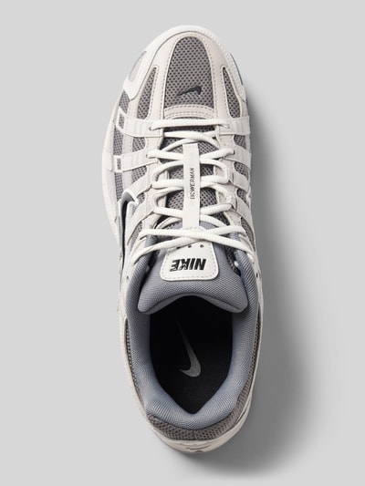 Productfoto, Sneaker met logo en vetersluiting van Nike, heren sneakers met afgeronde punt, profielzool, hakhoogte maat 45 4 cm, schachthoogte 7 cm, schachtbreedte 9 cm, grijs-witte kleuren, meshstructuur, detailrijk design