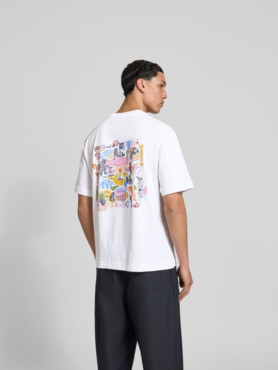 Männermodel trägt Regular Fit T-Shirt aus reiner Baumwolle von Closed mit Label-Print, weiß, kurzärmelig, Rückenlänge 74 cm, Ganzkörperansicht Rückansicht.