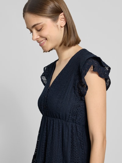Kobiece modelka nosi tailliertes Blusenkleid aus Baumwoll-Mix Modell 'HELENA' od Only, kolor granatowy, ażurowa tekstura, krótki rękaw, hafty, dekolt w szpic, widok z boku, zbliżenie na górną część ciała