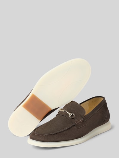 Produktfoto, Loafers aus Leder Modell 'Elia' von Henry Stevens in Braun mit abgerundete Spitze und Schlupfform, Echtleder, 2 cm Absatzhöhe, 7 cm Schafthöhe, 12 cm Schaftweite, glatte Textur, helle Sohle.
