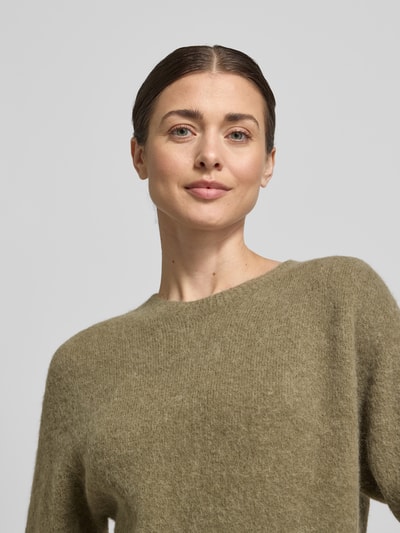 Vrouwenmodel draagt gebreide pullover met 1/2-mouwen van Oui, materiaalmix met alpacawol, regular fit, ronde hals, nahaufnahme bovenlichaam.