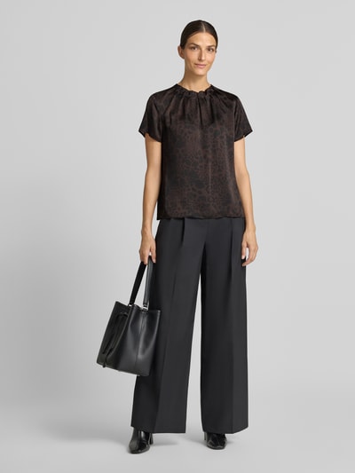 Frauenmodel trägt Regular Fit Kurzarmbluse mit Falten-Detail von s.Oliver BLACK LABEL, dunkelbraun mit dezentem Animal-Print, Ganzkörperansicht von vorne.