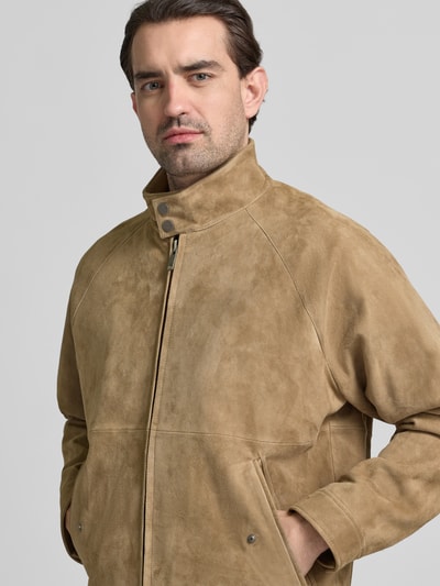 Mężczyzna model nosi Regular Fit Lederjacke aus echtem Ziegenleder Modell 'LORIDGE' od HUGO, kolor beżowy, welur, widok z przodu, zbliżenie na górę.