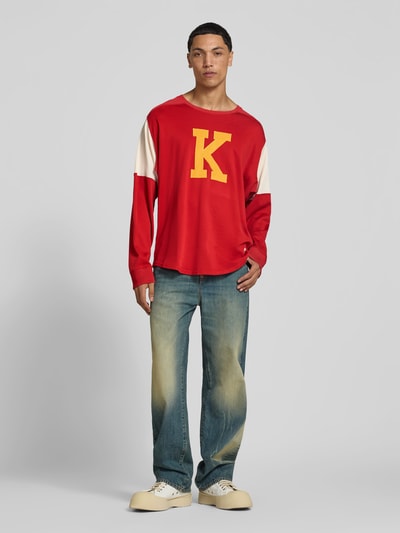 Mannelijk model draagt Relaxed Fit Longsleeve uit viscosemix van Kenzo, heren shirt met lange mouwen, mix van viscose en katoen, relaxed fit, ronde hals, labelstitching, elastische mouwboorden, ruglengte maat M 73 cm, vooraanzicht fullbody.