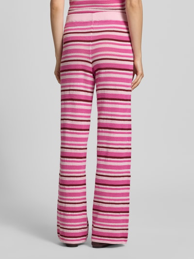 Modelka kobieca nosi Strickhose mit elastischem Bund Modell 'ZUSANNAH' od JJXX, bawełna, krój loose fit, różowo-białe paski, Szerokość w rozmiarze S: 37 cm, długość nogawki od wewnątrz: 81 cm, widok całej sylwetki z tyłu.