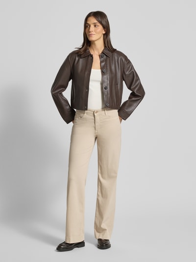 Vrouwenmodel draagt Loose Fit Jeans met 5-Pocket-Design van MAC in beige, gemaakt van katoen-modal-mix met stretch, volledige lichaamsvooraanzicht.