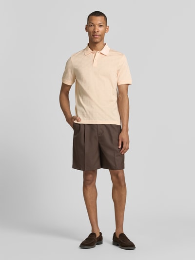 Männermodel trägt Modern Fit Poloshirt mit Strukturmuster Modell 'Roberto' von JOOP! Collection aus reiner Baumwolle, Ganzkörperansicht von vorne.