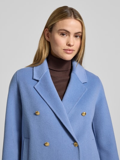 Frauenmodel trägt Jacke mit Reverskragen und Eingrifftaschen von Gant, hellblauer Baumwoll-Mix mit Kaschmir-Anteil, Zweireiher, Regular-Fit, Nahaufnahme Oberkörper. Rückenlänge 74 cm, Schulterbreite 39 cm, Brustweite 59 cm, Ärmellänge 60 cm bei Größe S.