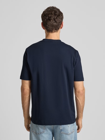 Männermodel trägt T-Shirt mit Label-Print von BOSS in Dunkelblau, aus Baumwoll-Elasthan-Mix, Regular-Fit, Rückenlänge 70 cm, Ganzkörperansicht Rückansicht.