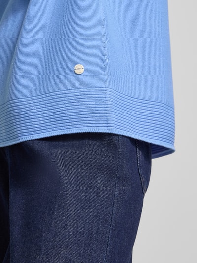 Frauenmodel trägt Strickpullover mit Rundhalsausschnitt und Label-Detail von Fynch-Hatton in Hellblau aus Baumwolle, Nahaufnahme Oberkörper, Struktur und feine Webart sichtbar, Regular Fit, zu dunkler Jeans kombiniert.