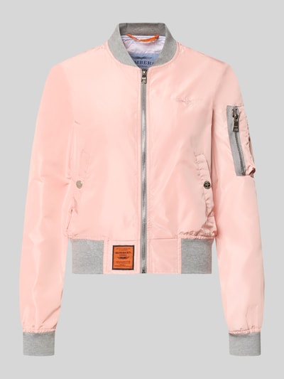 Productfoto, Bomberjacke mit Label-Patch und Reißverschlusstasche am Ärmel van Original Bombers in lichtroze met grijze elastische boorden, glanzende textuur, losse fit, steekzakken met drukknoop, opstaand kraagje, maat S ruglengte 53 cm, schouderbreedte 37 cm, borstbreedte 48 cm, mouwlengte 63 cm