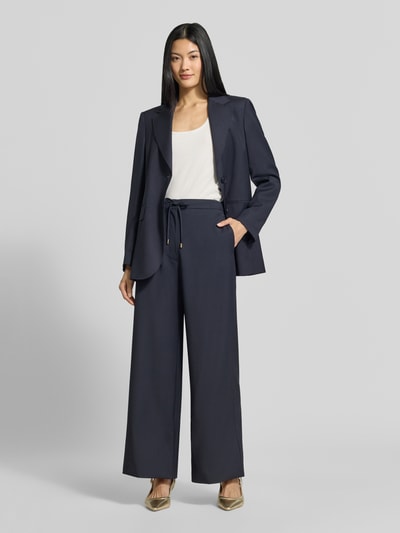 Vrouwenmodel draagt donkerblauwe Regular Fit Longblazer uit pure scheerwol model 'ASSENZI' van Max Mara Studio, Dames, full-body frontaanzicht.