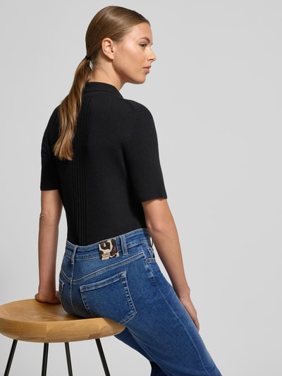 Vrouwenmodel draagt Feminine Fit Jeans in verkorte pasvorm van Marc Cain in blauw met steekzakken, katoen-elastaan mix, rugaanzicht.