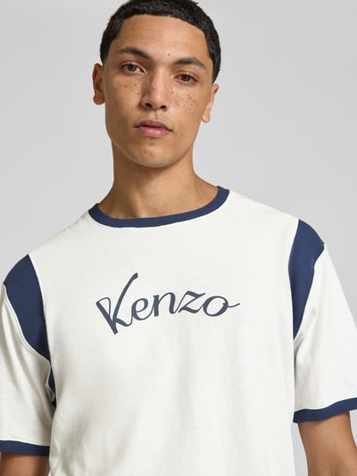 Männermodel trägt Regular Fit T-Shirt aus katoen van Kenzo in wit met blauwe contrasten, labelprint, ronde hals, Nahaufnahme Oberkörper. Ruglengte maat M: 65 cm.