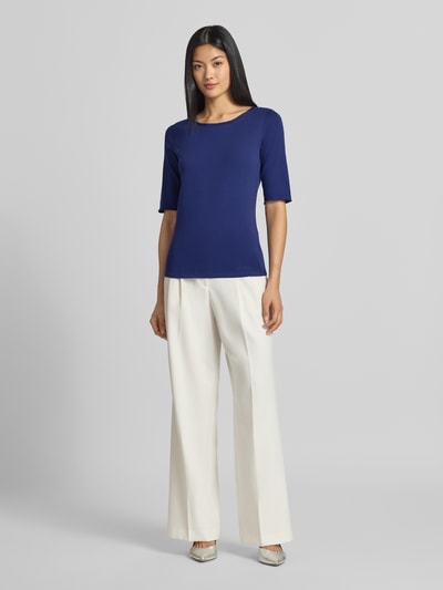 Frauenmodel trägt T-Shirt mit Rundhalsausschnitt und 1/2-Arm von Marc Cain, Baumwoll-Elasthan-Mix, Regular Fit, Ganzkörperansicht von vorne