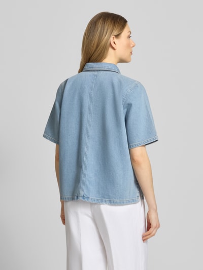 Männermodel trägt jasnoniebieska bluzka jeansowa z mieszanka bawełny z dodatkiem streczu, pudełkowy krój, model 'Abina' od My Essential Wardrobe, z kołnierzykiem typu kent i listwą z zatrzaskami, długość tyłu 58 cm w rozmiarze 38, długość rękawów 27 cm w rozmiarze 38, widok całej sylwetki z tyłu.