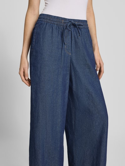 Frauenmodel trägt Wide Fit Jeans mit elastischem Bund Modell 'Archer' von ICHI in Dunkelblau, reine Baumwolle, Nahaufnahme Oberkörper.