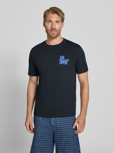 Männermodel trägt Regular Fit T-Shirt aus reiner Baumwolle von Paul Smith in Schwarz mit blauem Statement-Print, Nahaufnahme Oberkörper. Herren T-Shirt, Rundhalsausschnitt, Rückenlänge bei Größe M: 64 cm.