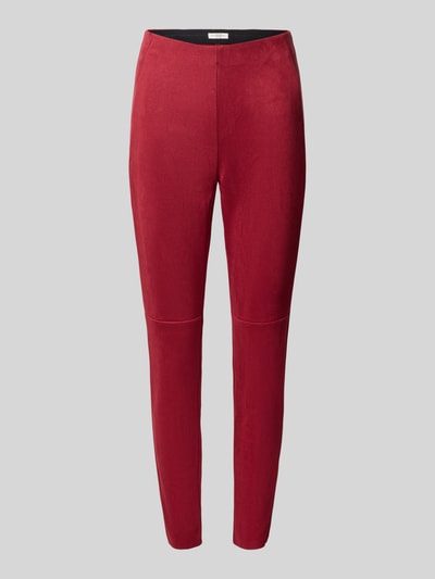Produktfoto, Slim Fit Hose in Leder-Optik von Christian Berg Woman in Rot, Material-Mix mit Stretch-Anteil, krój slim fit, elastyczny pas, szerokość w rozmiarze 36: 36 cm, długość nogawki wewnętrznej w rozmiarze 36: 70 cm