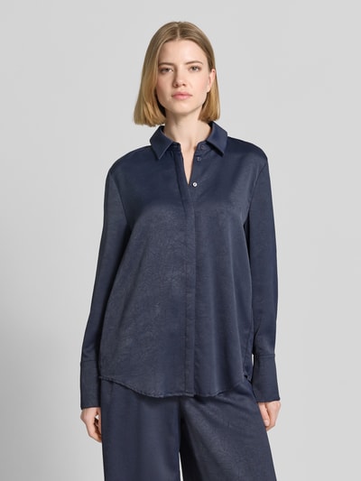Frauenmodel trägt Regular Fit Hemdbluse mit Strukturmuster von Christian Berg Cocktail in Dunkelblau mit florales Design, Hemdblusenkragen und Langärmelig, Rückenlänge bei Größe 36: 71 cm, Ganzkörperansicht von vorne