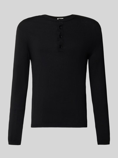 Produktfoto, schwarzer Strickpullover mit Henley-Kragen von DRYKORN aus reiner Baumwolle, gerader Schnitt, strukturierte Oberfläche
