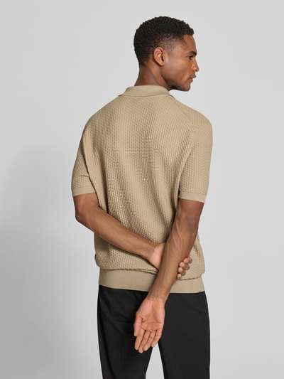 Męski model nosi Regular Fit Poloshirt aus reiner Baumwolle Modell 'NATALO' von BOSS, efekt: jednolity kolor, pika, krótki rękaw, kołnierzyk polo, dekolt w serek, prążkowane wykończenie, bawełna, Ganzkörperansicht Rückansicht.
