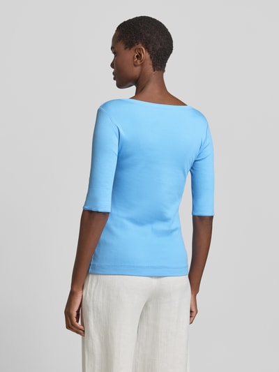Frauenmodel trägt T-Shirt mit Rundhalsausschnitt und 1/2-Arm von Marc Cain aus Baumwoll-Elasthan-Mix in Hellblau, Ganzkörperansicht Rückansicht.
