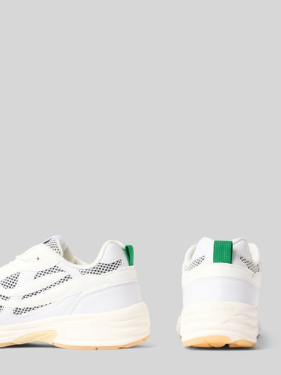 Produktfoto, weißer Sneaker mit Logo-Detail Modell 'G-Eco' von Genesis, abgerundete Passform, Mesh, Absatzhöhe 6 cm, Schafthöhe 7 cm, Schaftweite 8 cm, grüne und schwarze Details, seitliche und hintere Ansicht, Herren Sneaker