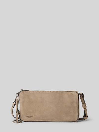 Produktfoto, Crossbody Bag aus echtem Leder Modell 'CLARICE' von LIEBESKIND BERLIN in Beige mit Logo-Detail, sichtbare Textur, neutraler Hintergrund, Hauptfach mit Reißverschluss, Maße 26x14x7 cm, Schulterriemen 128 cm