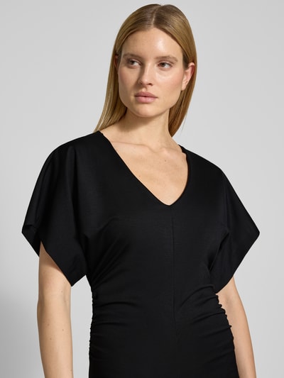 Vrouwenmodel draagt figurbetontes Maxikleid met V-hals Model 'PAMANTI' van Drykorn, lyocellmix met stretch, nauw aansluitend, nahaufnahme bovenlichaam.