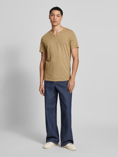 Męski model nosi T-Shirt aus Baumwolle Modell 'SPLIT' od Jack & Jones, bawełna, prosty krój, V-dekolt, zapięcie na guziki, długość tyłu w rozmiarze M 67 cm, kolor beżowy, gładka faktura, pełny widok z przodu
