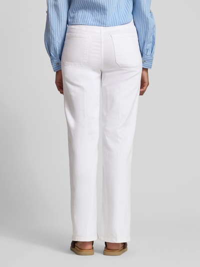 Vrouwenmodel draagt Flared Cut Jeans mit Eingrifftaschen van Luisa Cerano, wit, katoenmix met stretch, achteraanzicht volledige lichaamsfoto.