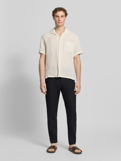 Mannelijk model draagt Regular Fit broek uit mix van katoen en linnen model 'BRODY' van SELECTED HOMME, effen kleuren, regular fit, met labelapplicatie, knoop- en ritssluiting, boord met tunnelkoord, achterzakken, steekzak, gemêleerde structuur. Ganzekörperaanzicht van voren.