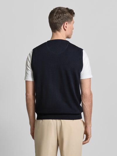 Männermodel trägt Pullunder mit Label-Stitching von Fynch-Hatton, Herren, Reine Baumwolle, Regular-Fit, Gerippte-Abschlüsse, V-Ausschnitt, Rückenlänge bei Größe M 66 cm, dunkelblau, Ganzkörperansicht Rückansicht.