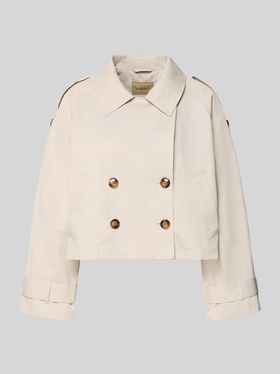 Produktfoto, Kurzer Trenchcoat mit Eingrifftaschen von Smith and Soul aus cremefarbenem Baumwoll-Mix, kurze Passform, Zweireiher, Umlegekragen, strukturierte Knöpfe, sichtbare Taschen, klare Linien, glatte Textur, Damenmode