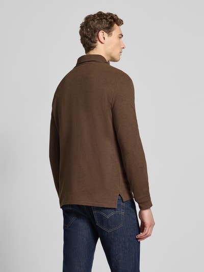 Männermodel trägt Slim Fit Poloshirt aus reiner Baumwolle von Polo Ralph Lauren in Braun, unifarben, Rückansicht, Ganzkörperansicht.